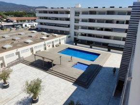 Apartamento a 150m de la playa con piscina y parking